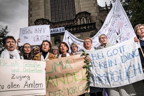 Katholikinnen fordern Priesteramt für Frauen und Gleichberechtigung