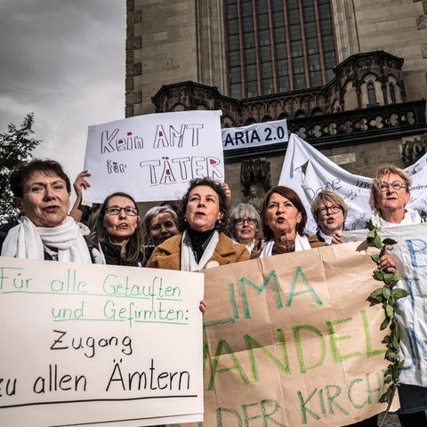 Katholikinnen fordern Priesteramt für Frauen und Gleichberechtigung