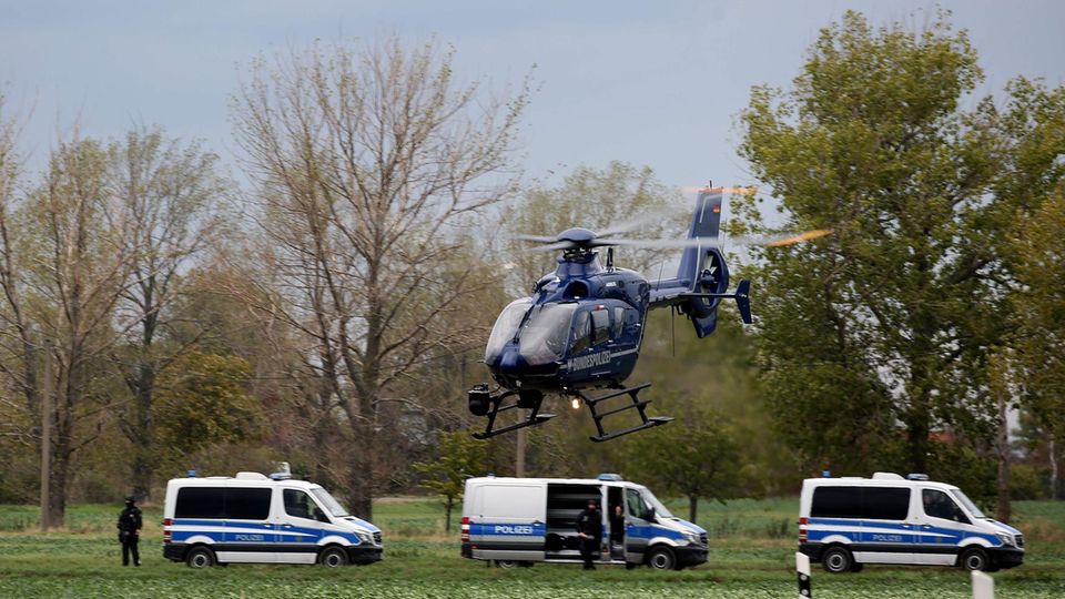 Einsatzkräfte der Polizei in Wiedersdorf. Vor einer dortigen Autowerkstatt hat einer der mutmaßlichen Täter einen Fluchtwagen erpresst