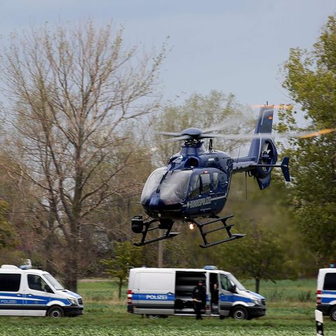 Einsatzkräfte der Polizei in Wiedersdorf. Vor einer dortigen Autowerkstatt hat einer der mutmaßlichen Täter einen Fluchtwagen erpresst