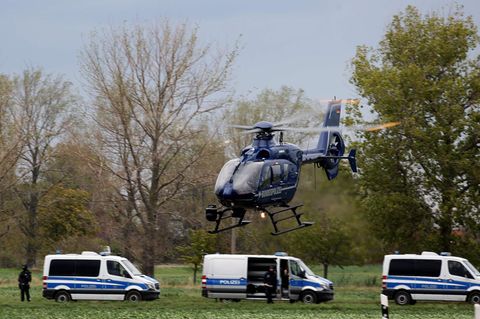 Einsatzkräfte der Polizei in Wiedersdorf. Vor einer dortigen Autowerkstatt hat einer der mutmaßlichen Täter einen Fluchtwagen erpresst