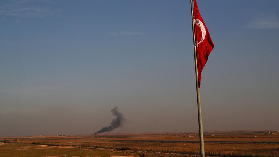 Rauch steigt bei einer Militäroffensive gegen kurdische Milizen in Nordsyrien auf