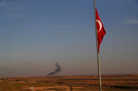 Rauch steigt bei einer Militäroffensive gegen kurdische Milizen in Nordsyrien auf