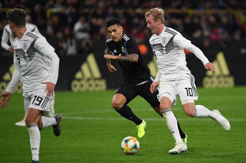 Julian Brandt (r.) aus der DFB-Elf kämpft mit Leandro Paredes aus Argentinien um den Ball