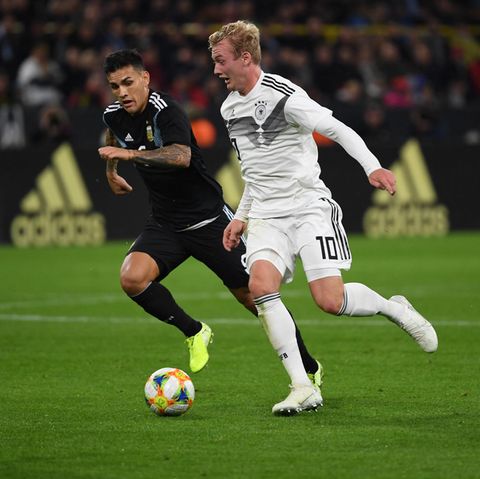 Julian Brandt (r.) aus der DFB-Elf kämpft mit Leandro Paredes aus Argentinien um den Ball