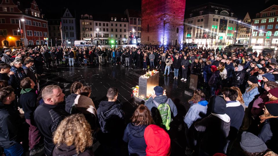 Sachsen, Halle: Trauernde stehen vor dem Roten Turm auf dem Marktplatz