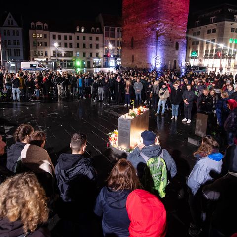 Sachsen, Halle: Trauernde stehen vor dem Roten Turm auf dem Marktplatz