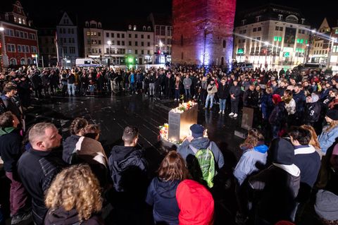 Sachsen, Halle: Trauernde stehen vor dem Roten Turm auf dem Marktplatz