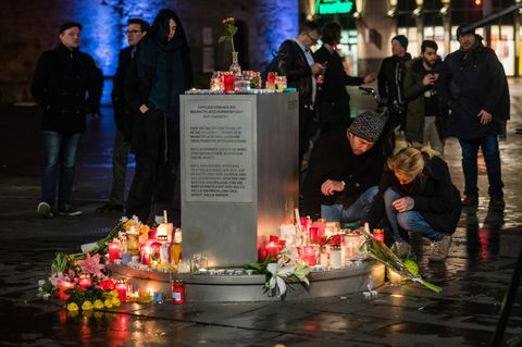 Menschen in Halle zünden Kerzen in Gedenken an die zwei Menschen, die beim Angriff auf eine Synagoge getötet wurden