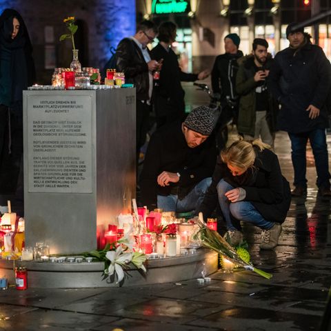 Menschen in Halle zünden Kerzen in Gedenken an die zwei Menschen, die beim Angriff auf eine Synagoge getötet wurden