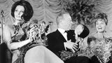 Pulver bei der "Bambi"-Verleihung 1964 an der Seite von Heinz Rühmann und Sophia Loren (l.). Pulver wurde als "Beste Schauspielerin national" ausgezeichnet. 