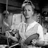 "Kohlhiesels Töchter" ist bis heute eine der bekanntesten Rollen Pulvers. Dass sie sich als hübsche, junge Frau im Film als Bauerntrampel präsentierte, war ungewöhnlich für diese Zeit. Der Klamauk um zwei ungleiche Töchter war 1962 einer der erfolgreichsten deutschen Kinoverfilmungen, wurde von den Kritikern jedoch verrissen. Schauspiel-Kollege Curd Jürgens soll zu ihr gesagt haben: "Du hast einen Scheißfilm gemacht, mach schnell einen anderen hinterher."