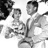 Pulver und Schmid bei ihrer Hochzeit 1961 in Luins am Genfer See. Das Paar hat zwei Kinder, Marc-Tell und Melisande, die 1989 mit 21 Jahren durch einen Sturz vom Berner Münster starb. Es wird ein Suizid vermutet.