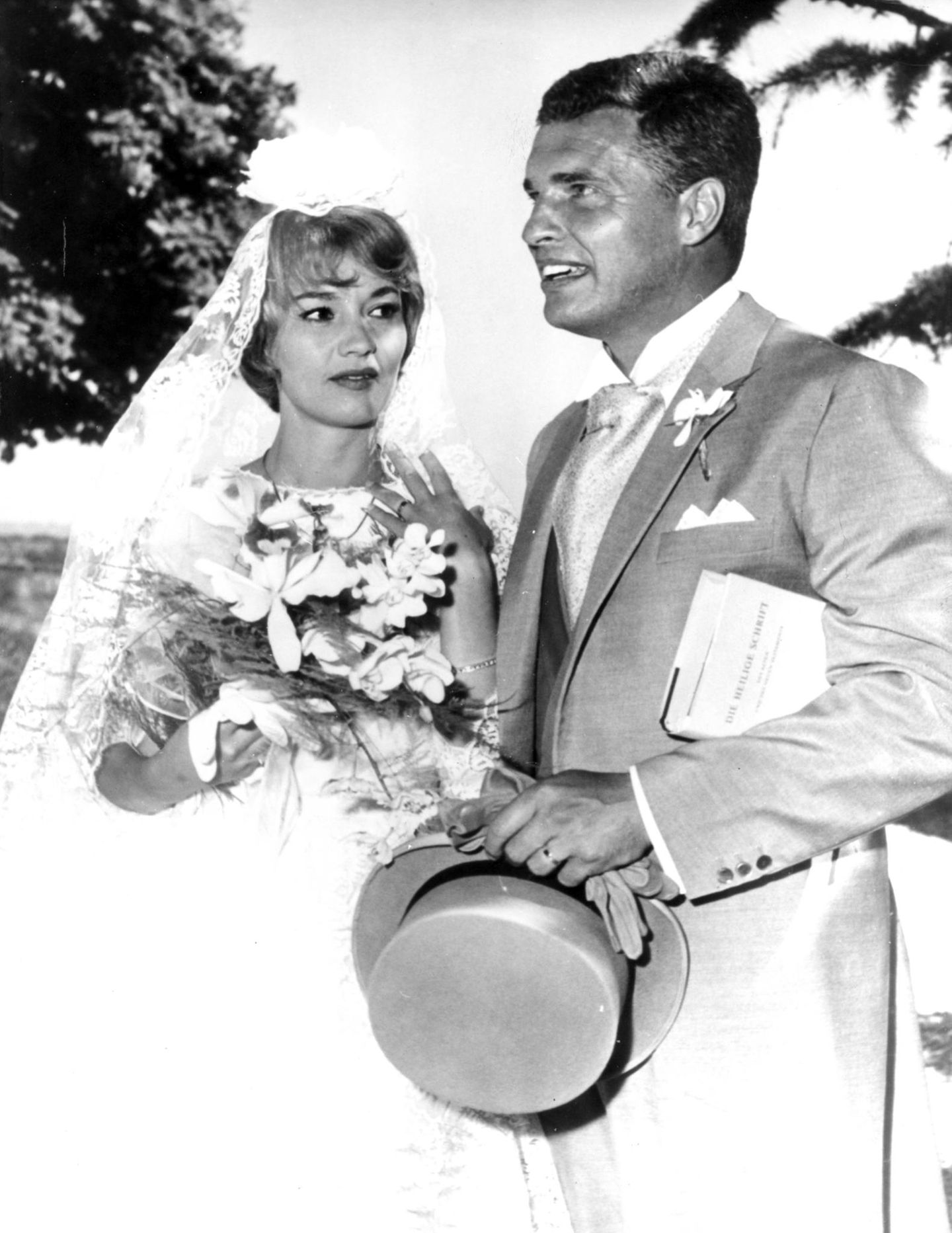 Pulver und Schmid bei ihrer Hochzeit 1961 in Luins am Genfer See. Das Paar hat zwei Kinder, Marc-Tell und Melisande, die 1989 mit 21 Jahren durch einen Sturz vom Berner Münster starb. Es wird ein Suizid vermutet.