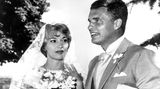 Pulver und Schmid bei ihrer Hochzeit 1961 in Luins am Genfer See. Das Paar hat zwei Kinder, Marc-Tell und Melisande, die 1989 mit 21 Jahren durch einen Sturz vom Berner Münster starb. Es wird ein Suizid vermutet.