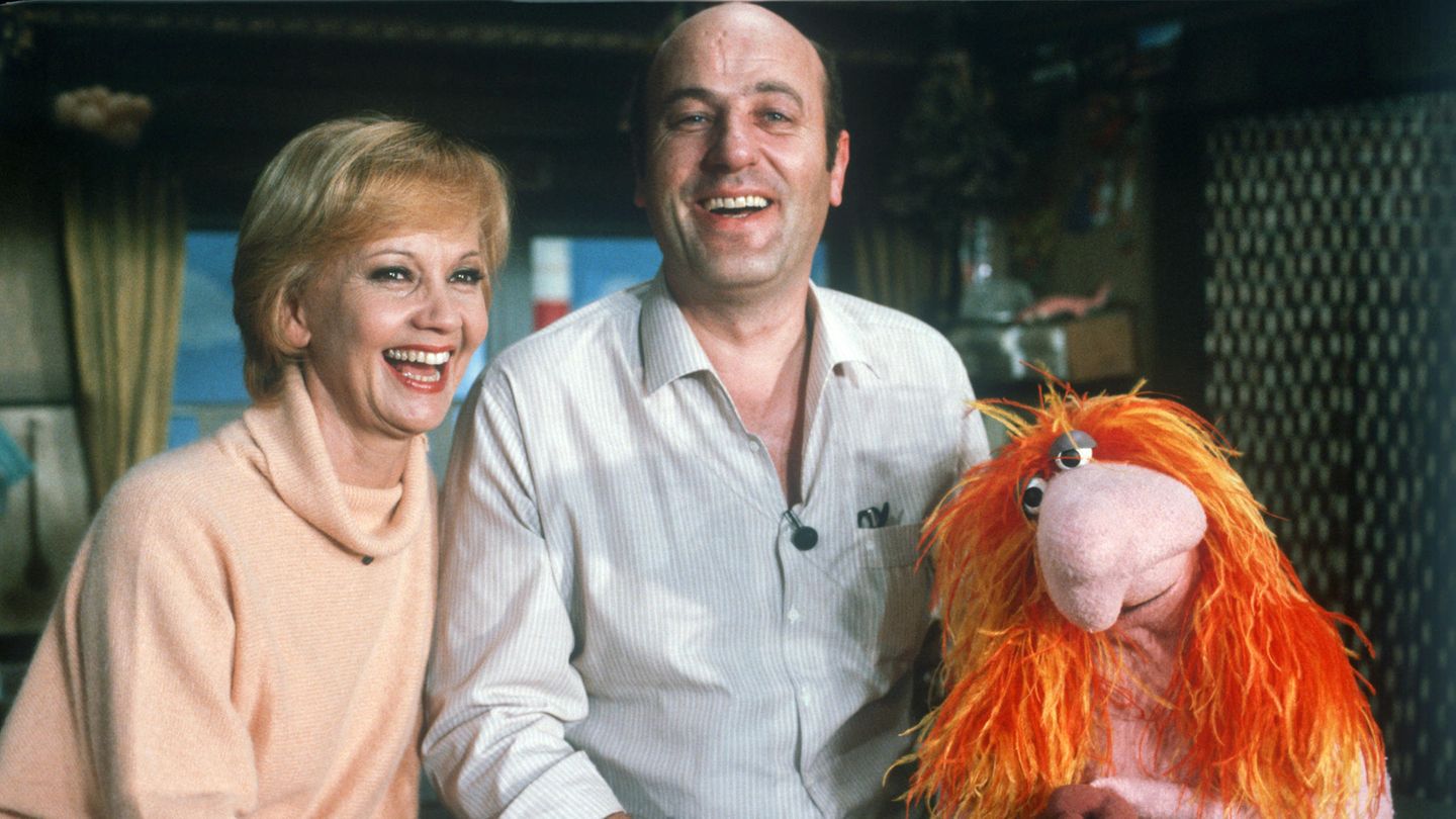 Mitte der 60er Jahre wurde es stiller um Liselotte Pulver. Heile-Welt-Filme waren im Kino nicht mehr gefragt. In der Ära von Regisseuren wie Werner Fassbinder und Wim Wenders war statt Unterhaltung im Film Gesellschaftskritik angesagt. "Für mich brachen schwierige Zeiten an. Ich war bei den Machern des Neuen Deutschen Films nicht die erste Wahl", schrieb sie in ihrem Buch "Was vergeht, ist nicht verloren". 1978 erhielt Pulver vom NDR das Angebot, für die deutsche Ausgabe der "Sesamstraße" vor der Kamera zu stehen. Sie nahm an (auf dem Foto an der Seite von Manfred Krug) und wurde als "Lilo" zum Kinder-Liebling. 