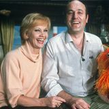 Mitte der 60er Jahre wurde es stiller um Liselotte Pulver. Heile-Welt-Filme waren im Kino nicht mehr gefragt. In der Ära von Regisseuren wie Werner Fassbinder und Wim Wenders war statt Unterhaltung im Film Gesellschaftskritik angesagt. "Für mich brachen schwierige Zeiten an. Ich war bei den Machern des Neuen Deutschen Films nicht die erste Wahl", schrieb sie in ihrem Buch "Was vergeht, ist nicht verloren". 1978 erhielt Pulver vom NDR das Angebot, für die deutsche Ausgabe der "Sesamstraße" vor der Kamera zu stehen. Sie nahm an (auf dem Foto an der Seite von Manfred Krug) und wurde als "Lilo" zum Kinder-Liebling. 