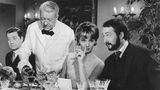 Während sie in Deutschland oft als Ulknudel besetzt wurde, spielte Pulver in Frankreich ernste Rollen. So 1964 in "Monsieur" an der Seite von Jean Gabin (2. v. l.) und Peter Vogel. "Die Franzosen suchten einen berühmten Namen für den deutschen Markt. Dann haben sie geschaut, wer ist gerade oben und haben mich genommen", sagte sie 2010 in einem Interview mit der "Süddeutschen Zeitung" wenig schmeichelhaft über sich selbst. "Das nennt man Marktwert."