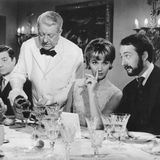 Während sie in Deutschland oft als Ulknudel besetzt wurde, spielte Pulver in Frankreich ernste Rollen. So 1964 in "Monsieur" an der Seite von Jean Gabin (2. v. l.) und Peter Vogel. "Die Franzosen suchten einen berühmten Namen für den deutschen Markt. Dann haben sie geschaut, wer ist gerade oben und haben mich genommen", sagte sie 2010 in einem Interview mit der "Süddeutschen Zeitung" wenig schmeichelhaft über sich selbst. "Das nennt man Marktwert."