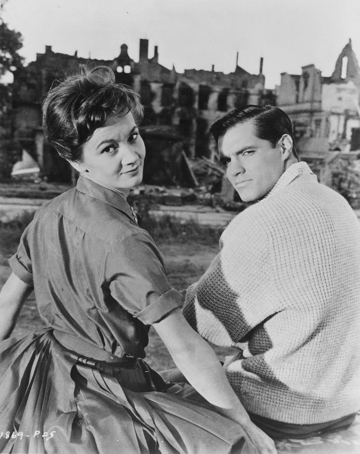 Pulver stand mit Filmgrößen wie Hans Albers, Gustaf Gründgens, Heinz Rühmann, Curd Jürgens, O.W. Fischer und Hardy Krüger vor der Kamera. Für "Zeit zu leben und Zeit zu sterben" drehte sie 1958 mit Frauenschwarm John Gavin in Hollywood. Sie habe sich in jeden ihrer Co-Stars verliebt, erzählte Pulver später.