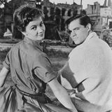 Pulver stand mit Filmgrößen wie Hans Albers, Gustaf Gründgens, Heinz Rühmann, Curd Jürgens, O.W. Fischer und Hardy Krüger vor der Kamera. Für "Zeit zu leben und Zeit zu sterben" drehte sie 1958 mit Frauenschwarm John Gavin in Hollywood. Sie habe sich in jeden ihrer Co-Stars verliebt, erzählte Pulver später.