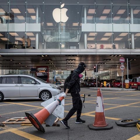 Ein Demonstrant blockiert die Straßen vor einem Apple Store in Hongkong