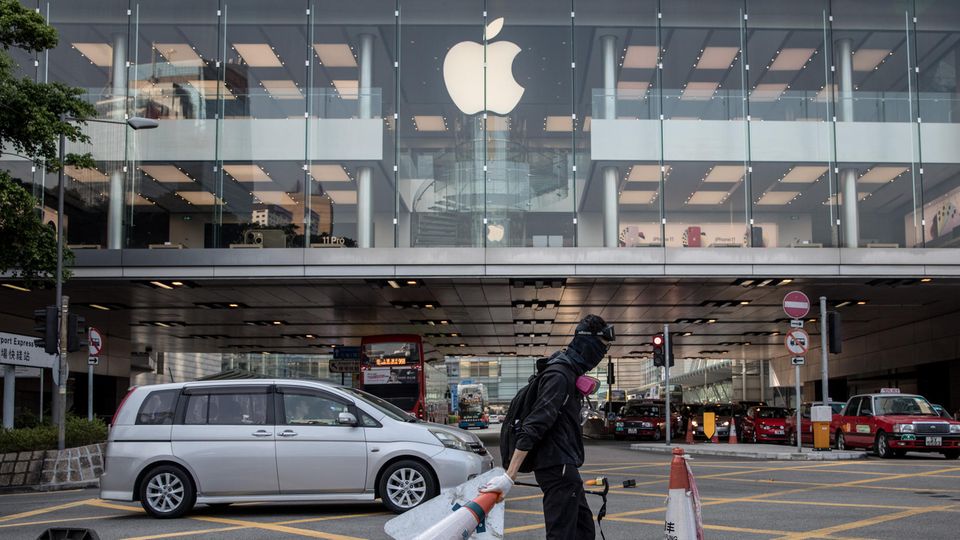 Ein Demonstrant blockiert die Straßen vor einem Apple Store in Hongkong