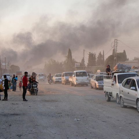 Syrische Zivilisten fliehen aus dem Ort Ras al Ayn in Nordostsyrien