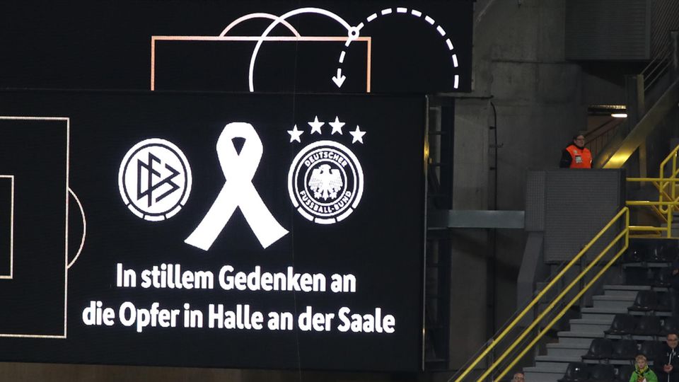 Anzeigetafel in Dortmund: In stillem Gedenken an die Opfer in Halle an der Saale