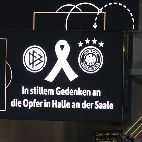 Anzeigetafel in Dortmund: In stillem Gedenken an die Opfer in Halle an der Saale
