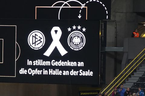 Anzeigetafel in Dortmund: In stillem Gedenken an die Opfer in Halle an der Saale