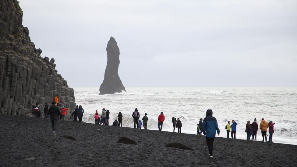 Overtourism: Bei dem Ort Vik auf Island: der schwarze Strand Reynisfjara Bei dem Ort Vik auf Island: der schwarze Strand Reynisfjara