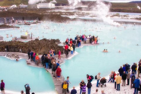 eine der beliebtesten Sehenswürdigkeiten Islands: die blaue Lagune, ein Thermalfreibad bei Grindavík auf der Reykjanes-Halbinsel