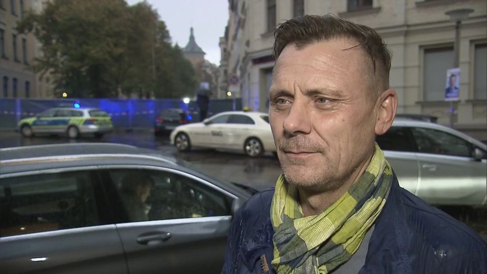 Exklusive Fotos: Hier wird der Halle-Attentäter von zwei Kleinstadt-Polizisten festgenommen Exklusive Fotos: Hier wird der Halle-Attentäter von zwei Kleinstadt-Polizisten festgenommen