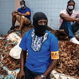 Polizisten zeigen beschlagnahmte 3600 Kilogramm Schuppen