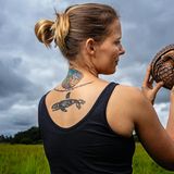 Eine Mitarbeiterin der Tikki-Hywood-Stiftung