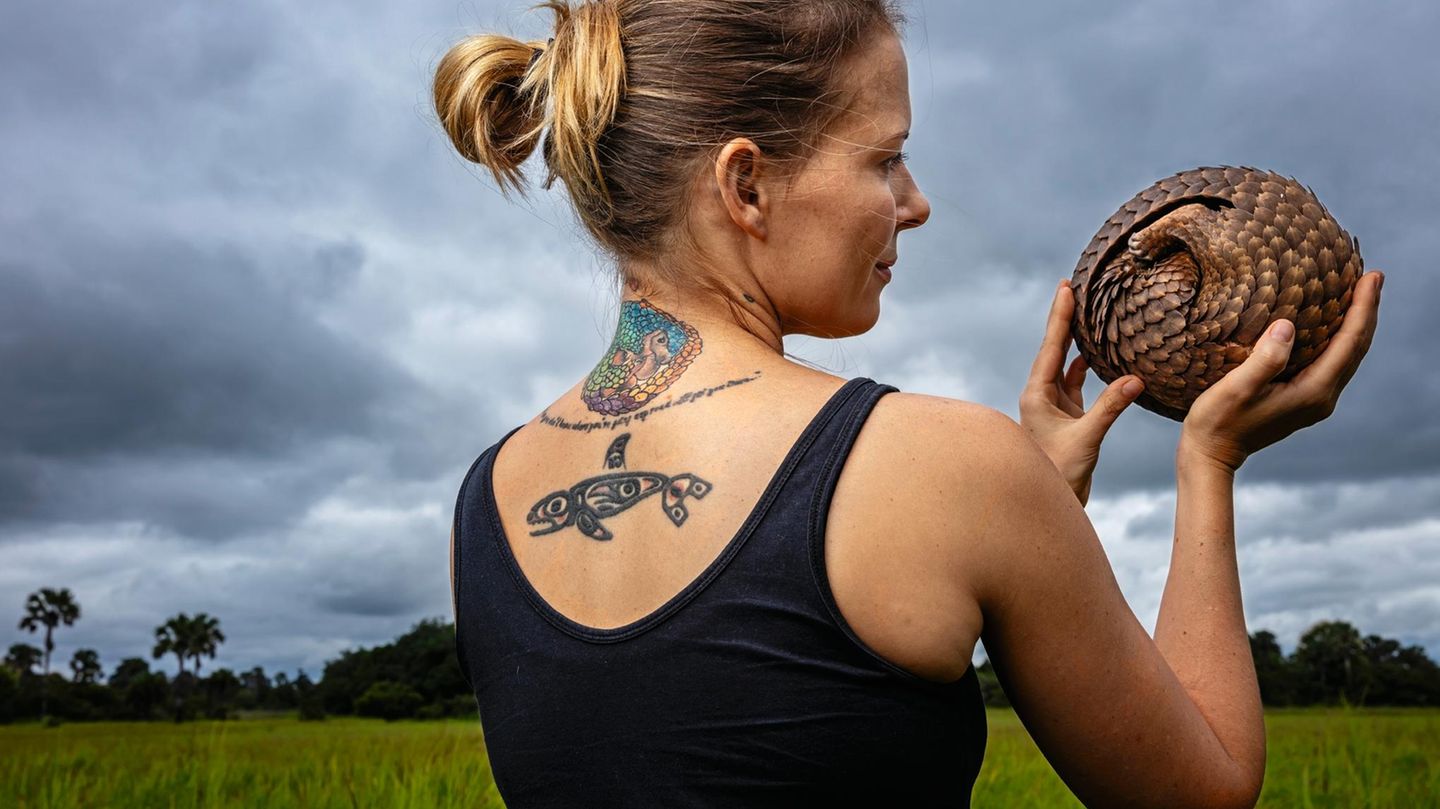 Eine Mitarbeiterin der Tikki-Hywood-Stiftung