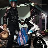 Ein Jäger bringt auf Borneo ein Tier in die Stadt