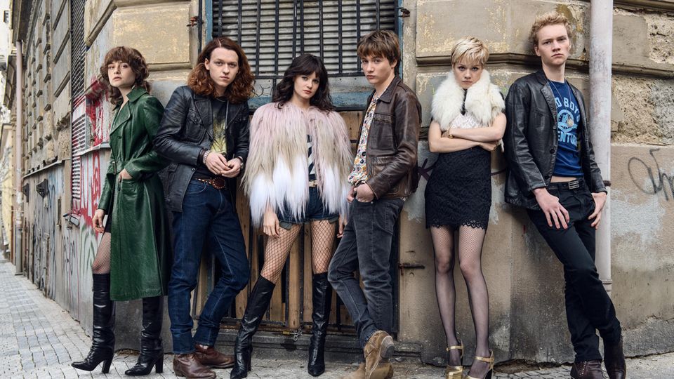 Netflix, Amazon Prime Video und Co.: Jana McKinnon (als Christiane F.), Michelangelo Fortuzzi (als Benno), Lena Urzendowsky (als Stella), Bruno Alexander (als Michi), Jeremias Meyer (als Axel) und Lea Drinda (als Babsi) Jana McKinnon (als Christiane F.), Michelangelo Fortuzzi (als Benno), Lena Urzendowsky (als Stella), Bruno Alexander (als Michi), Jeremias Meyer (als Axel) und Lea Drinda (als Babsi)