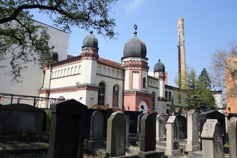 Blick auf die Synagoge und den jüdischen Friedhof in Halle
