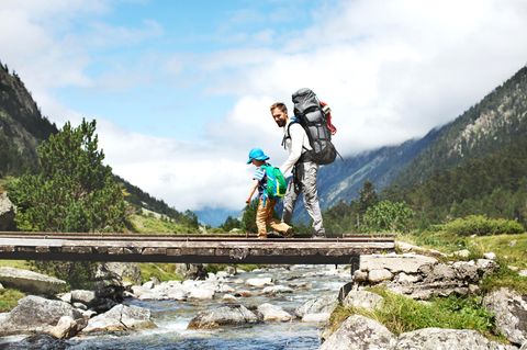 Viel Bewegung, frische Luft und gemeinsame Erlebnisse: Das Wandern mit Kindern macht Freude