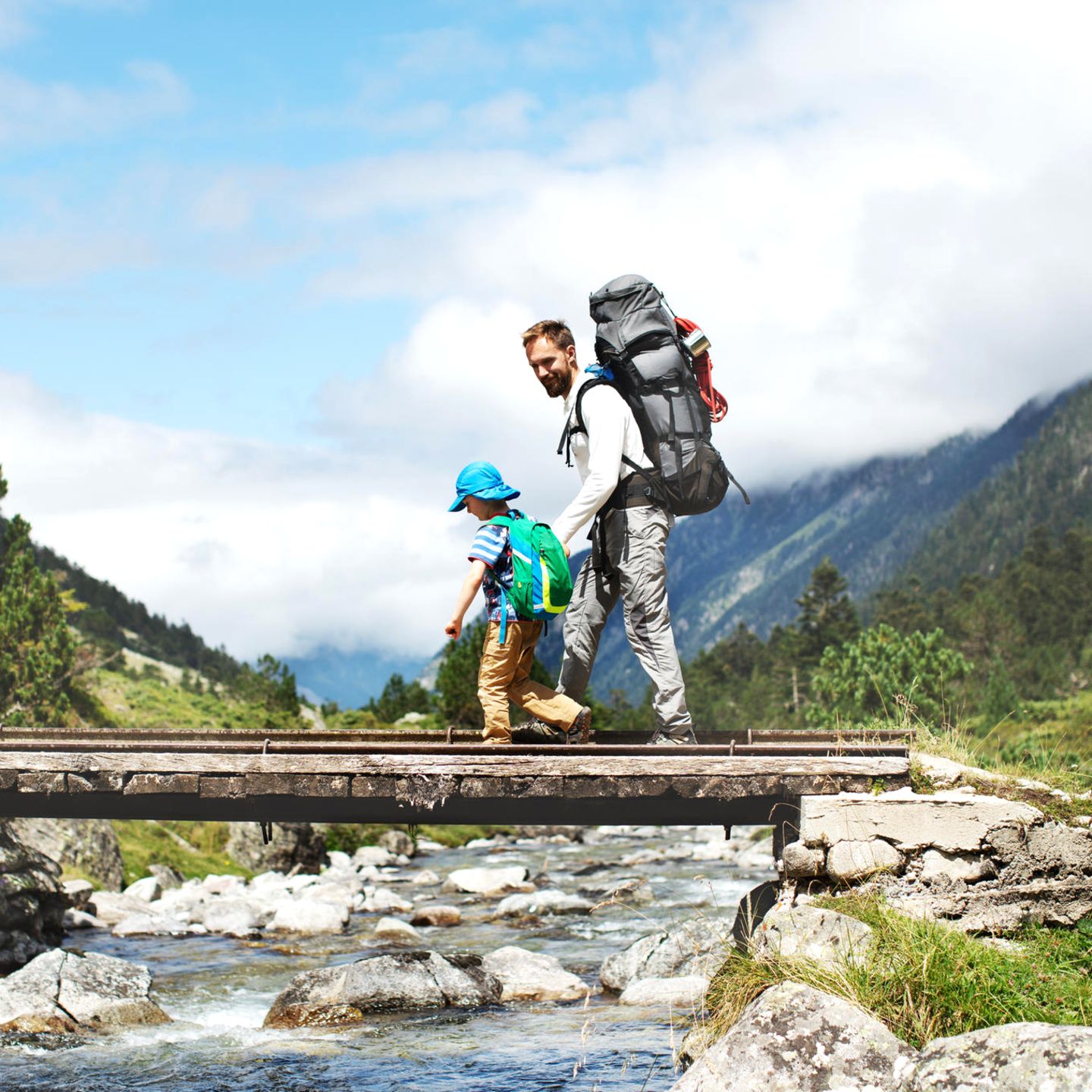 Viel Bewegung, frische Luft und gemeinsame Erlebnisse: Das Wandern mit Kindern macht Freude
