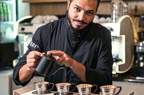 Corrado Celebre gießt frischgebrühten Kaffee in entsprechende Tassen