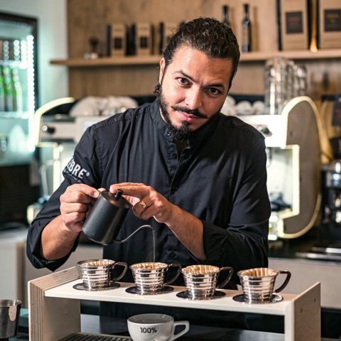 Corrado Celebre gießt frischgebrühten Kaffee in entsprechende Tassen