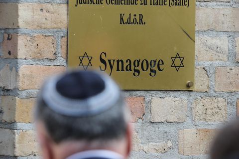 Ein Mann mit Kippa besucht den Tatort an der Synagoge
