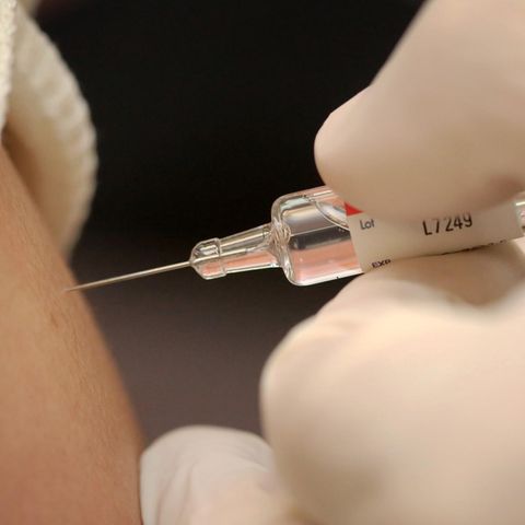 Grippe Impfung 2019: Eine Frau lässt sich gegen Grippe impfen