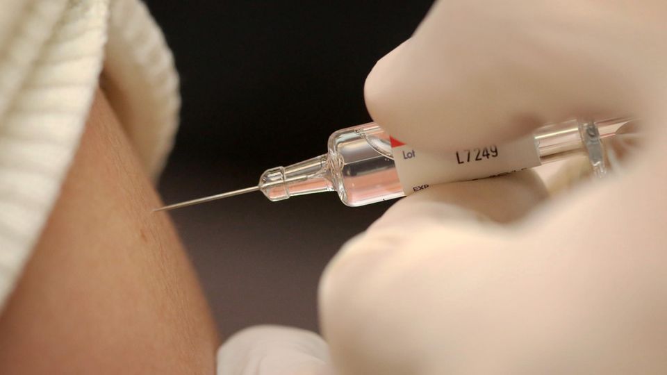 Grippe Impfung 2019: Eine Frau lässt sich gegen Grippe impfen
