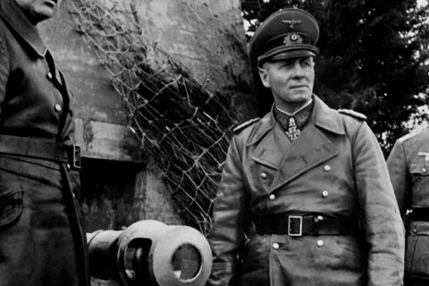 Dieses Foto entstand zwischen 1943 und 1944 und zeigt Generalfeldmarschall Erwin Rommel beim Inspizieren des Atlantikwalls.