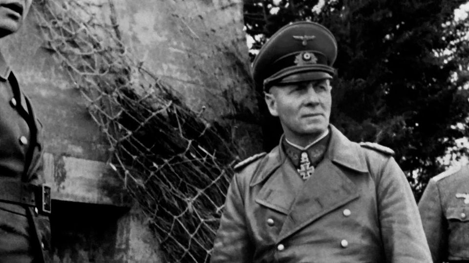Dieses Foto entstand zwischen 1943 und 1944 und zeigt Generalfeldmarschall Erwin Rommel beim Inspizieren des Atlantikwalls.