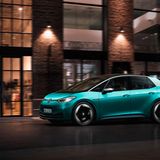 Volkswagen  Angriff ist die beste Verteidigung: Nach dem Diesel-Gate prescht Volkswagen beim E-Antrieb von allen Herstellern wohl am konsequentesten nach vorn. Während andere Marken noch mehrgleisig fahren wollen, haben sich die Wolfsburger vollständig der E-Mobilität verschrieben. Fahrzeuge mit traditionellem Antrieb werden nicht mehr vom Band rollen. Stattdessen sollen in den kommenden zehn Jahren um die 70 reine E-Modelle auf den Markt kommen. Die technische Grundlage dieser neuen Autogeneration wird der MEB sein, der "Modulare Elektrobaukasten". Was sich ein wenig nach "Fischertechnik" anhört, ist es im Kern auch: Ein auf Elektrofahrzeuge spezialisierter Konstruktionskasten, aus dessen Bausteinen künftig alle E-Modelle des Hauses und die seiner Töchter Seat und Skoda entwickelt werden – vom E-Kleinstwagen bis zum E-SUV. Los geht es im kommenden Jahr mit dem ID.3, dem ersten Modell der ID.-Familie.  Von den VW-Töchtern Seat gibt es den "Mii Electric" von Skoda den "Citigo e iV"- alles Modelle für den Stadtverkehr mit einer Reichweite von rund 260 Kilometern. Wie Mercedes denkt auch Volkswagen bei der Elektromobilität über die Autos hinaus und wird in Deutschland ein eigenes Netz aus Ladesäulen und Ladepunkte für Privathaushalte aufbauen. Versorgt werden die Stationen von der neugegründeten Tochtergesellschaft "Elli" mit Ökostrom aus erneuerbaren Quellen.